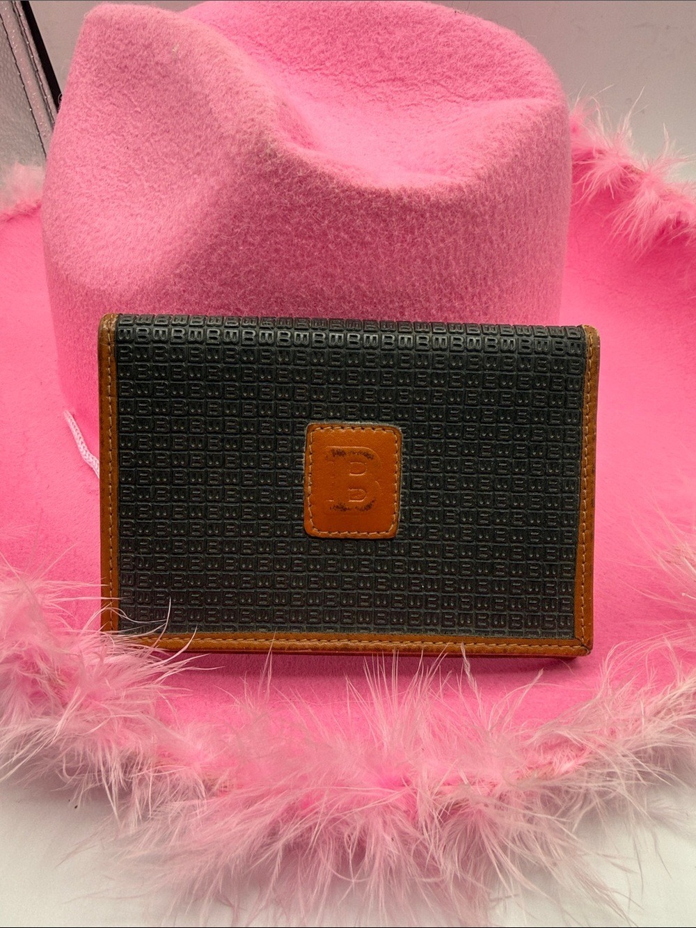 VTG Brown and Black Textured Leather Wallet with Contrast Trim